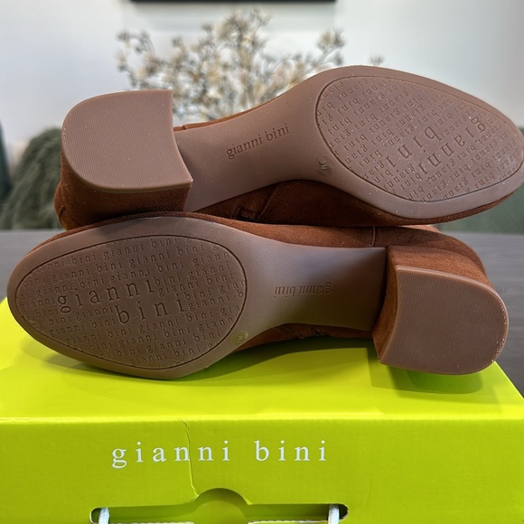 Gianni Bini NWT Suede Ankle Bootie Size 9 - Picture 2 of 6